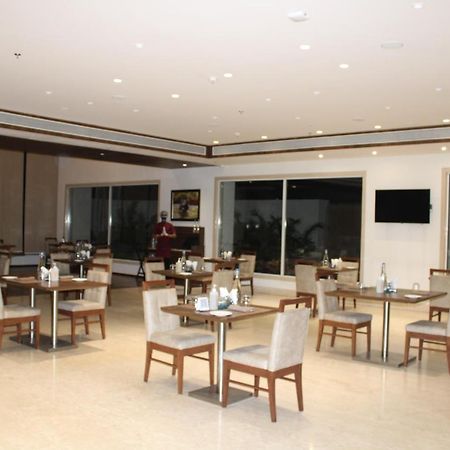 Hotel Ramada By Wyndham Gandhidham Shinay Exterior foto