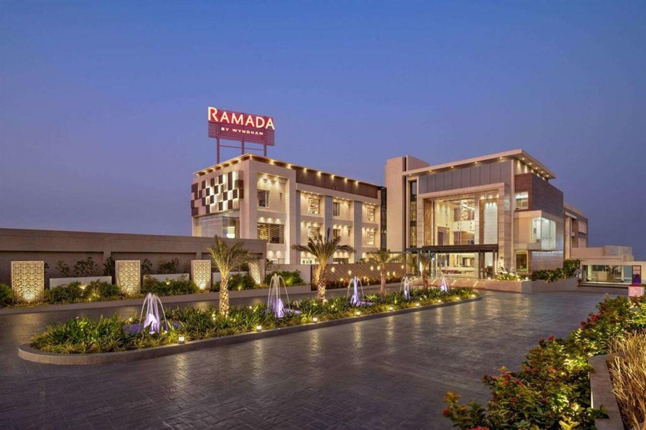 Hotel Ramada By Wyndham Gandhidham Shinay Exterior foto