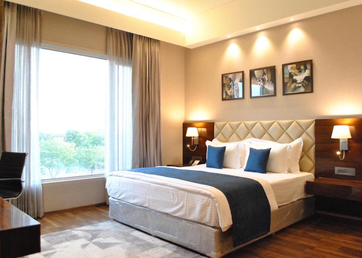 Hotel Ramada By Wyndham Gandhidham Shinay Exterior foto