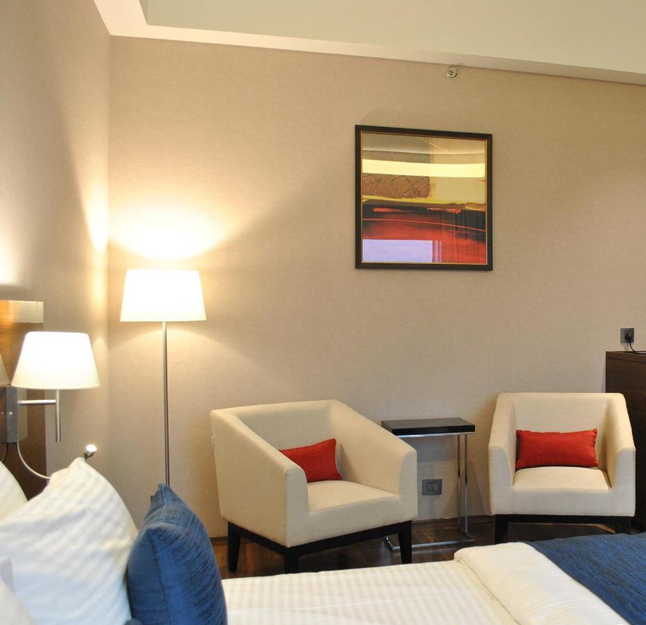 Hotel Ramada By Wyndham Gandhidham Shinay Exterior foto