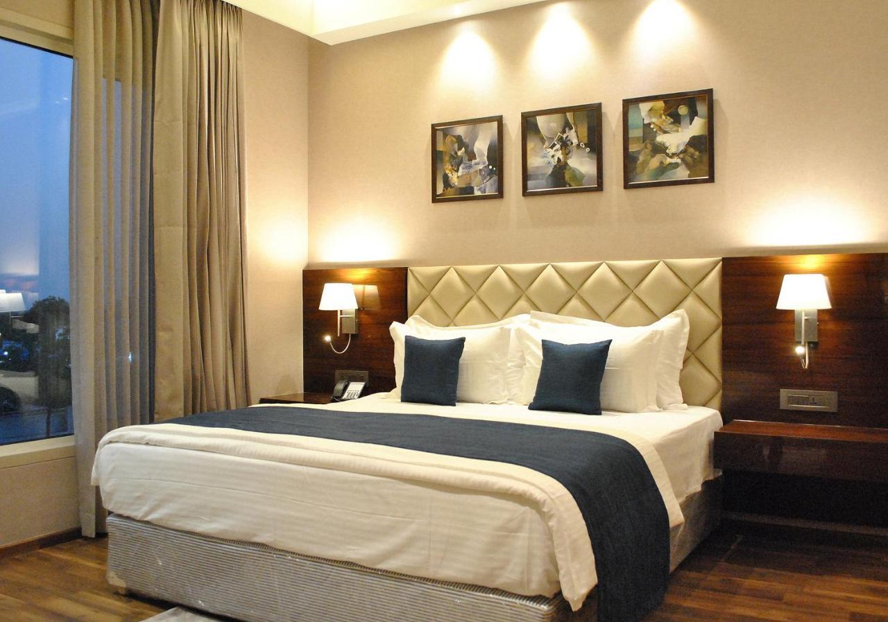 Hotel Ramada By Wyndham Gandhidham Shinay Exterior foto