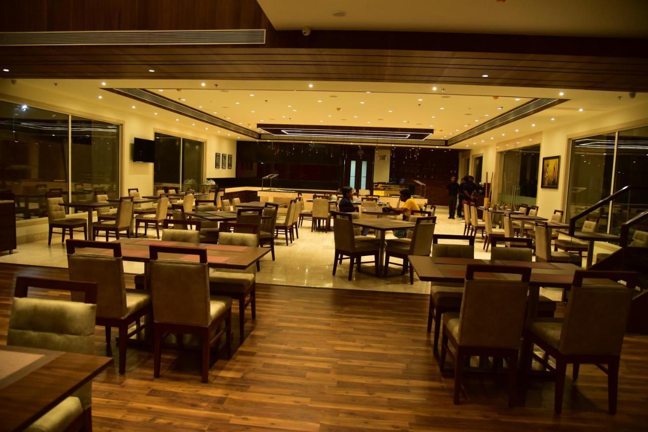 Hotel Ramada By Wyndham Gandhidham Shinay Exterior foto