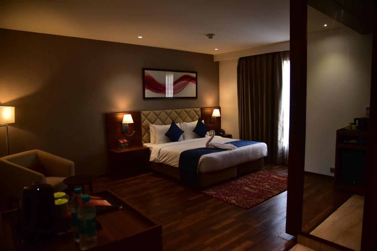 Hotel Ramada By Wyndham Gandhidham Shinay Exterior foto