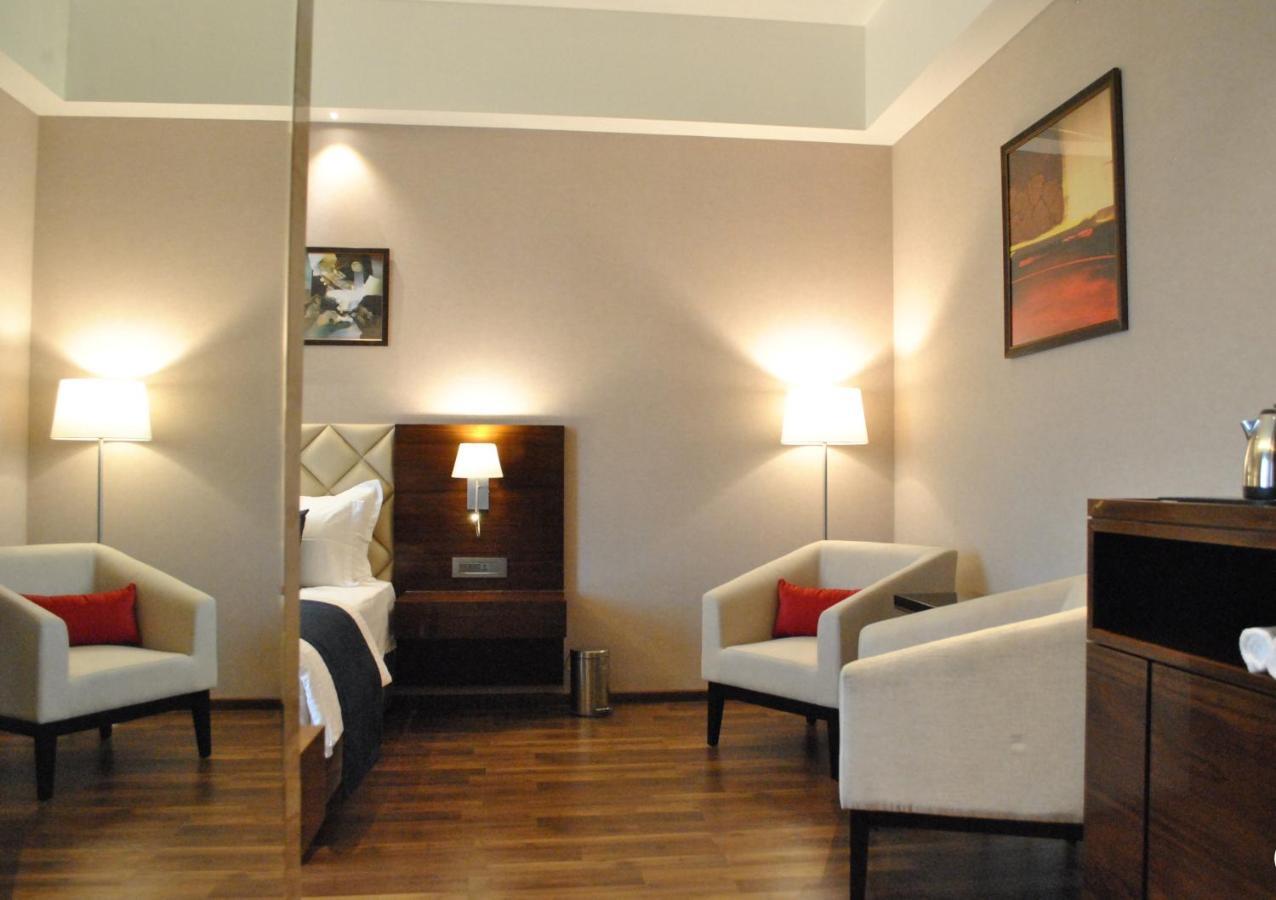 Hotel Ramada By Wyndham Gandhidham Shinay Exterior foto