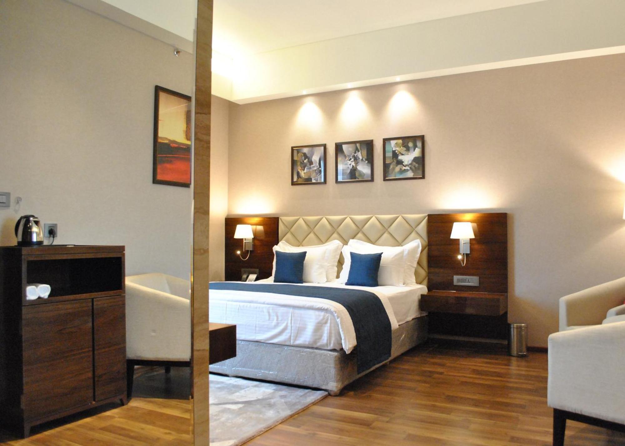 Hotel Ramada By Wyndham Gandhidham Shinay Exterior foto