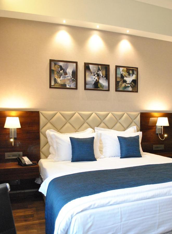 Hotel Ramada By Wyndham Gandhidham Shinay Exterior foto