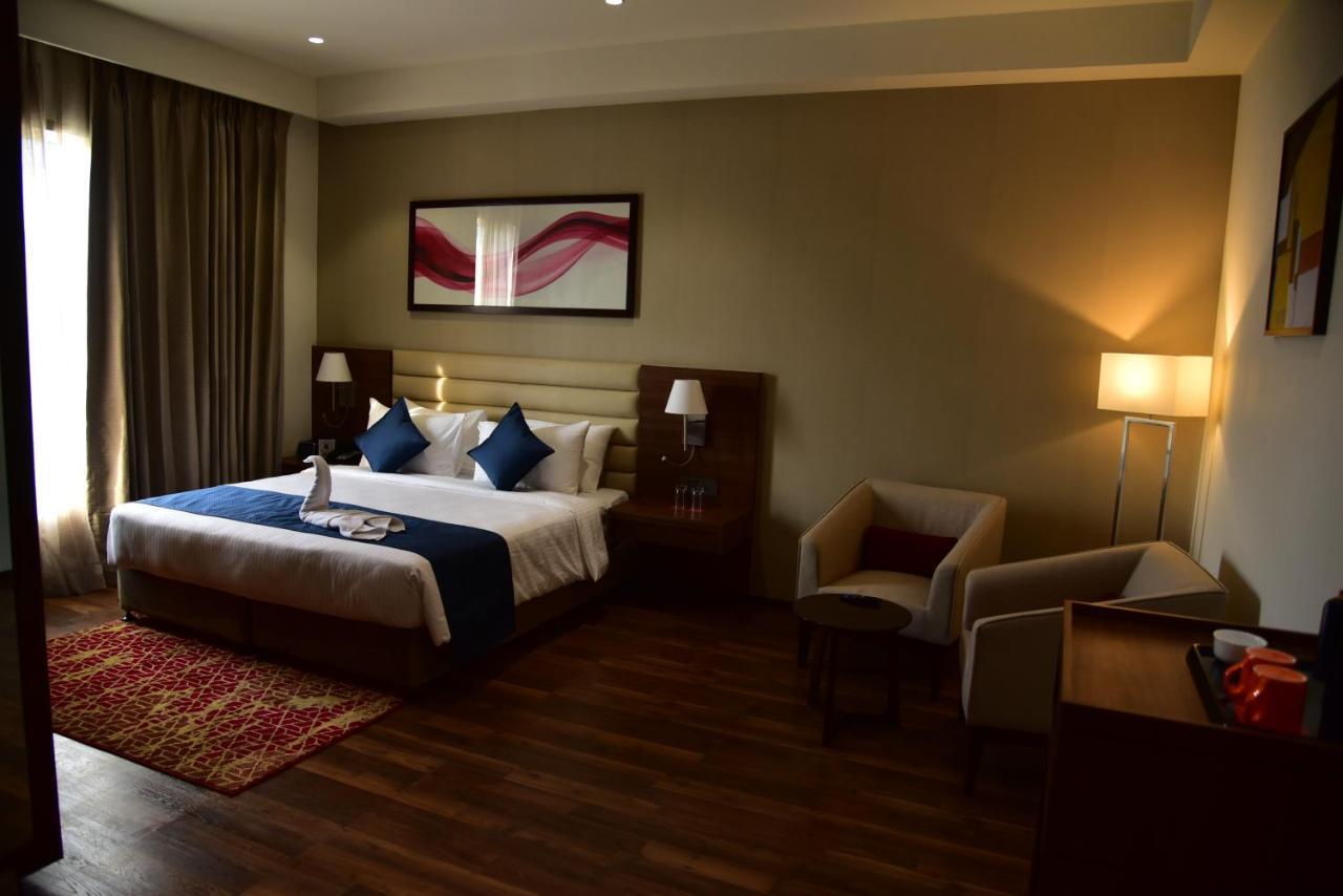 Hotel Ramada By Wyndham Gandhidham Shinay Exterior foto