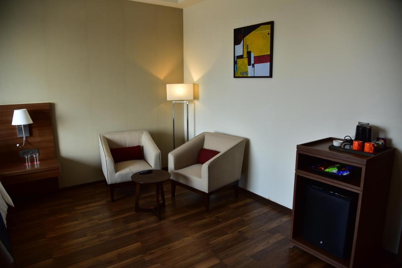 Hotel Ramada By Wyndham Gandhidham Shinay Exterior foto