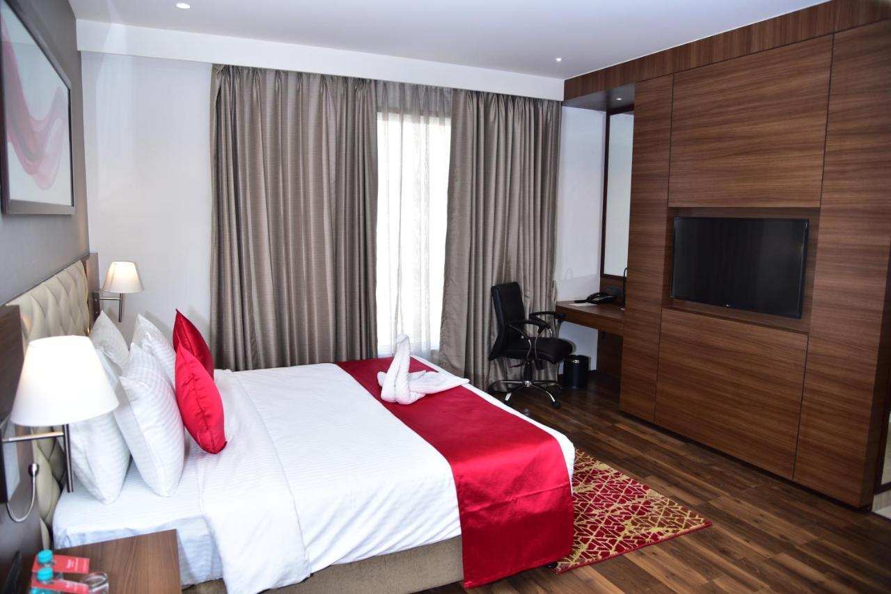 Hotel Ramada By Wyndham Gandhidham Shinay Exterior foto