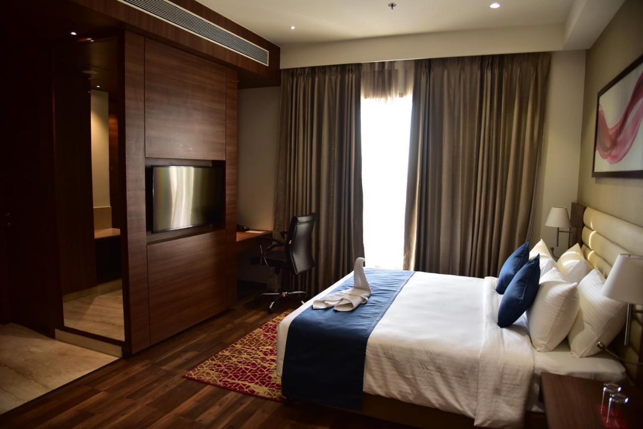 Hotel Ramada By Wyndham Gandhidham Shinay Exterior foto