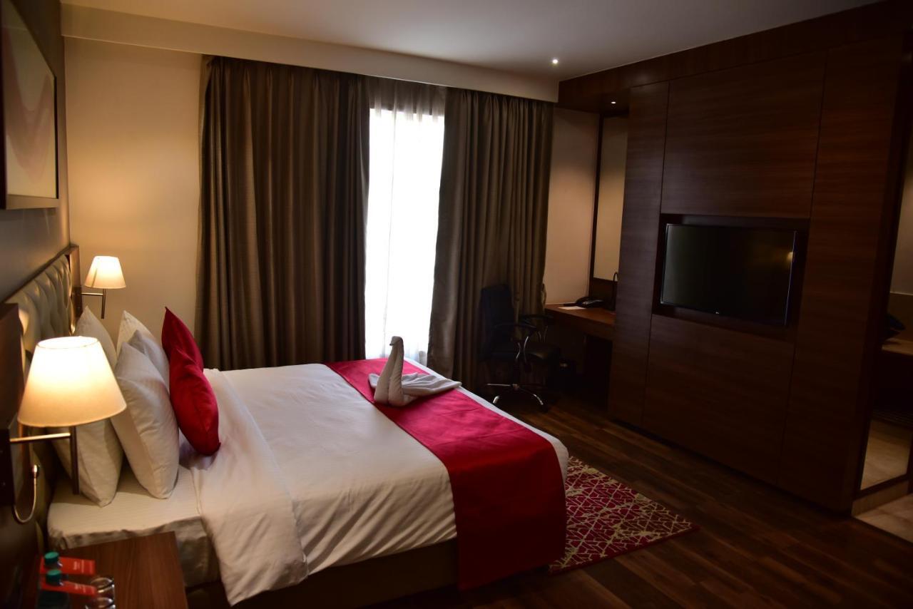 Hotel Ramada By Wyndham Gandhidham Shinay Exterior foto