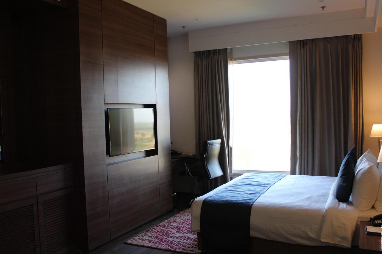 Hotel Ramada By Wyndham Gandhidham Shinay Exterior foto