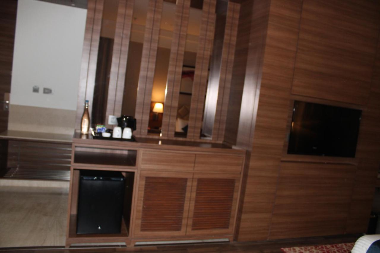 Hotel Ramada By Wyndham Gandhidham Shinay Exterior foto
