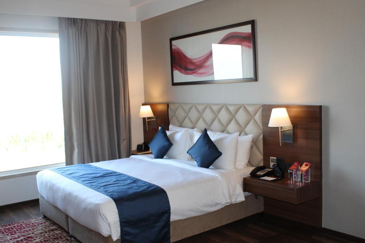 Hotel Ramada By Wyndham Gandhidham Shinay Exterior foto