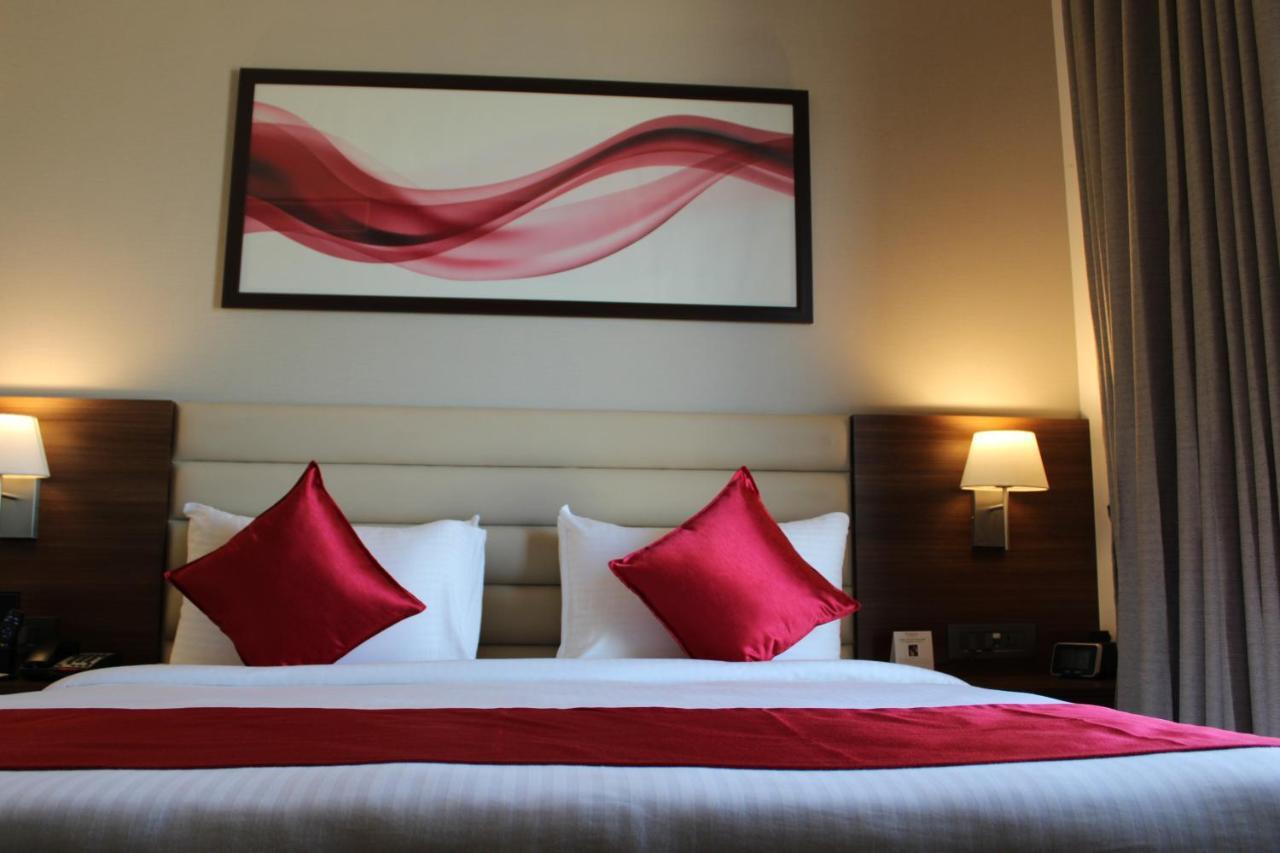 Hotel Ramada By Wyndham Gandhidham Shinay Exterior foto