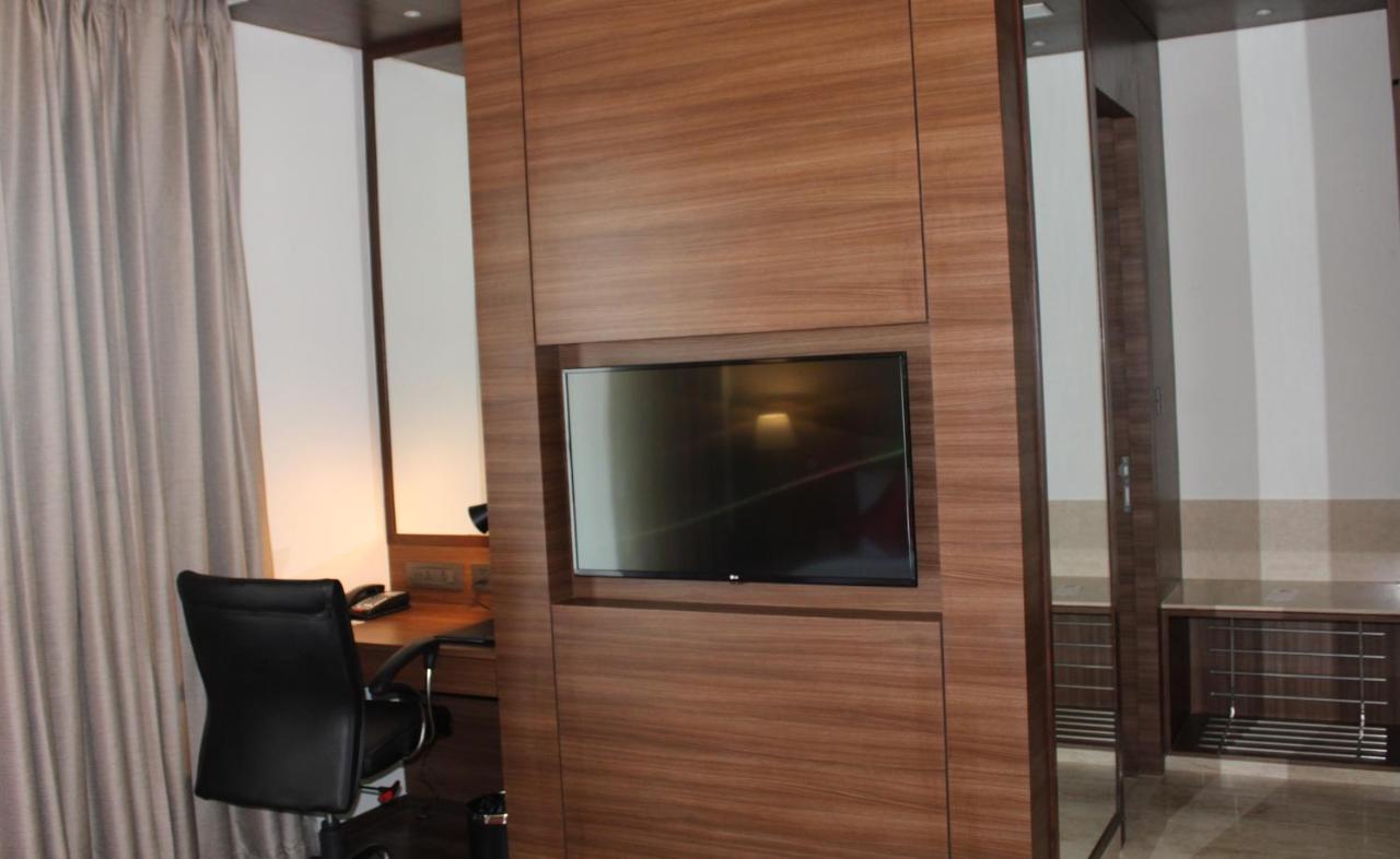 Hotel Ramada By Wyndham Gandhidham Shinay Exterior foto
