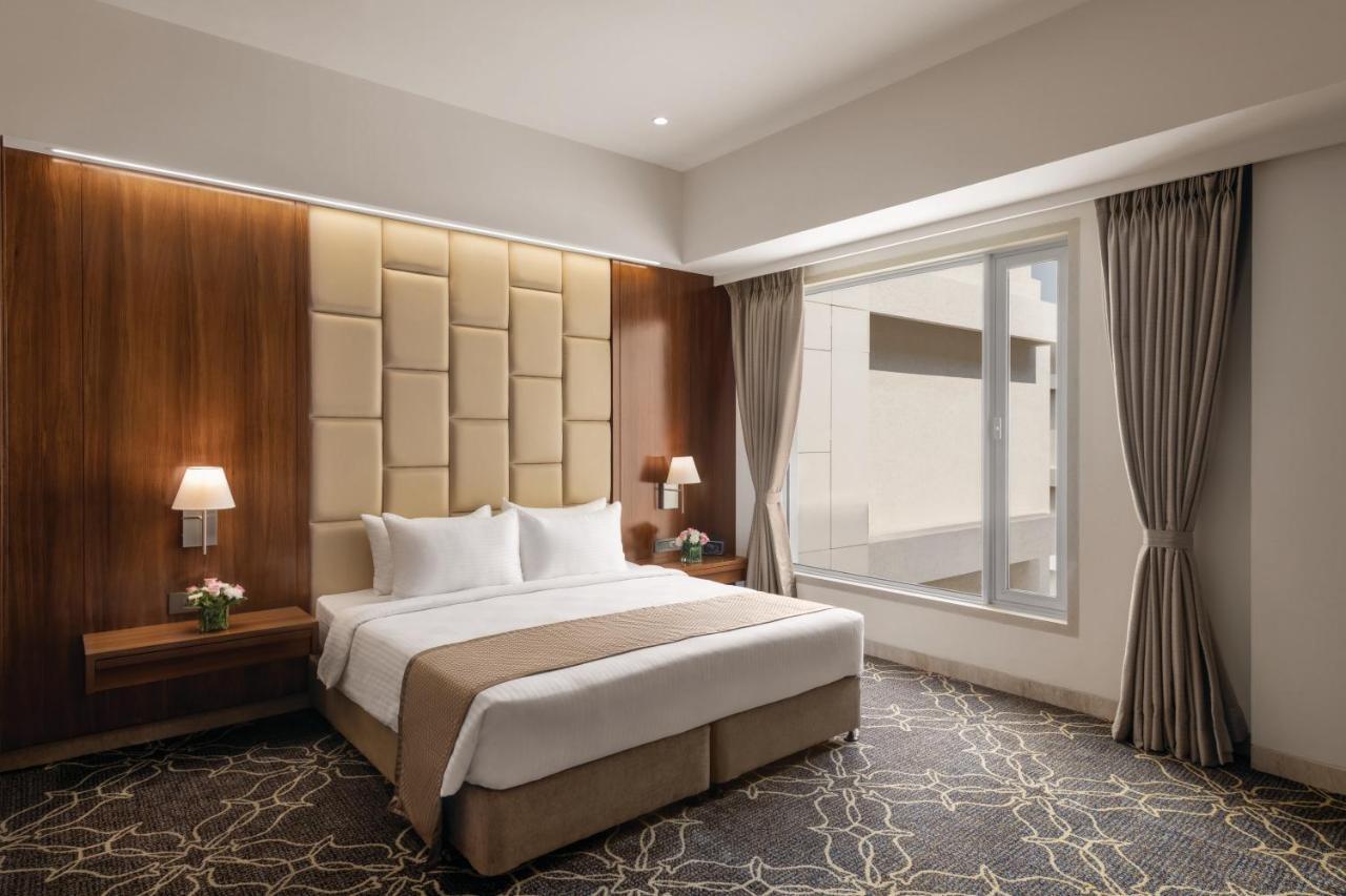 Hotel Ramada By Wyndham Gandhidham Shinay Exterior foto