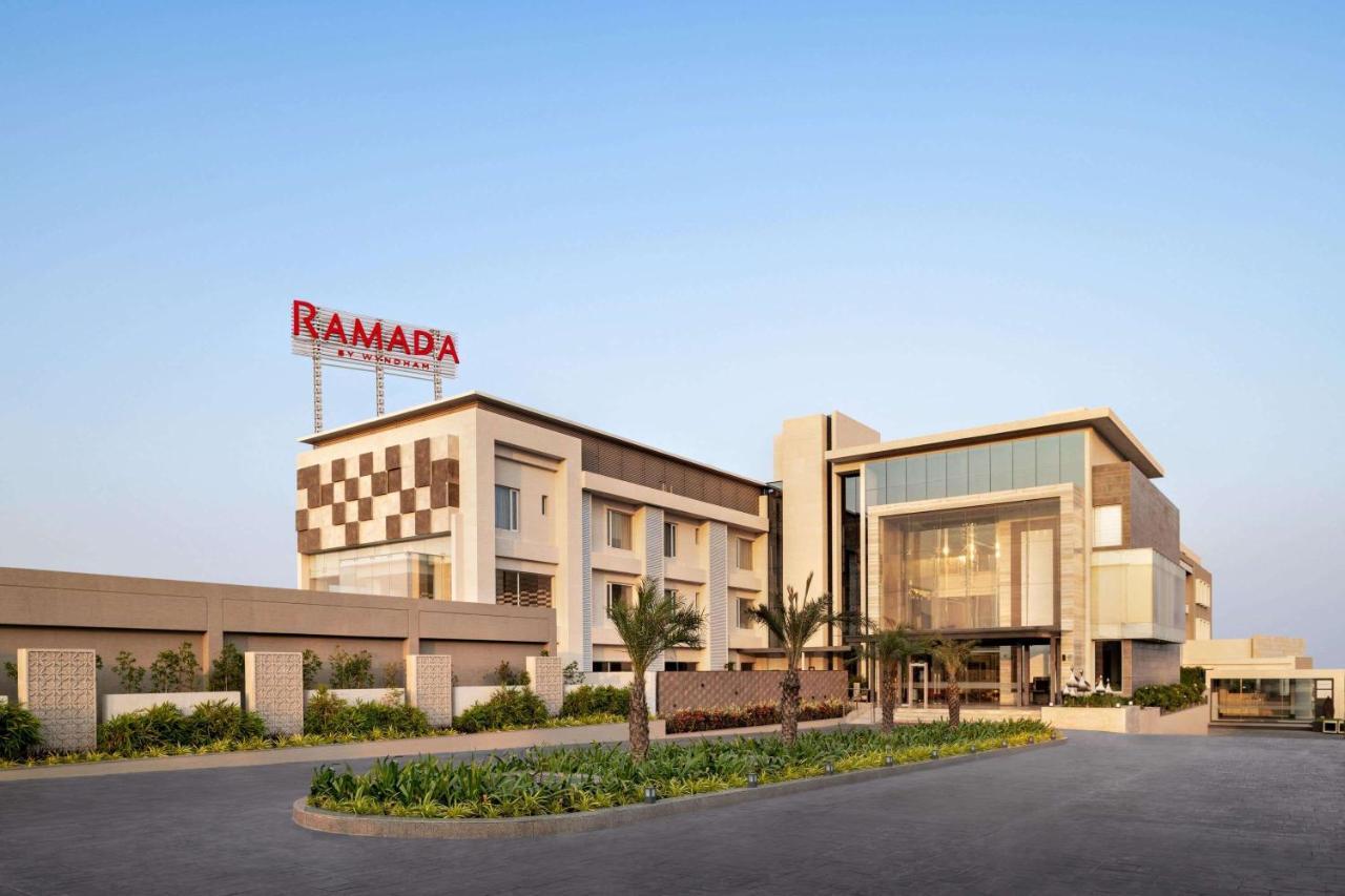 Hotel Ramada By Wyndham Gandhidham Shinay Exterior foto