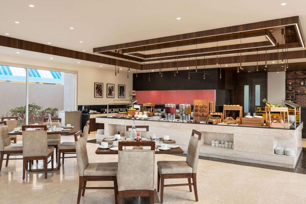 Hotel Ramada By Wyndham Gandhidham Shinay Exterior foto