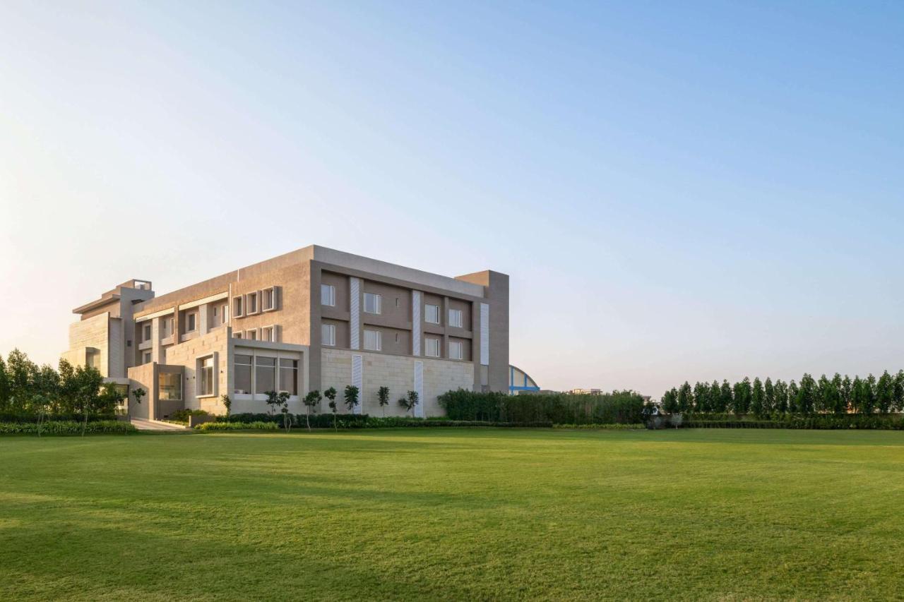 Hotel Ramada By Wyndham Gandhidham Shinay Exterior foto