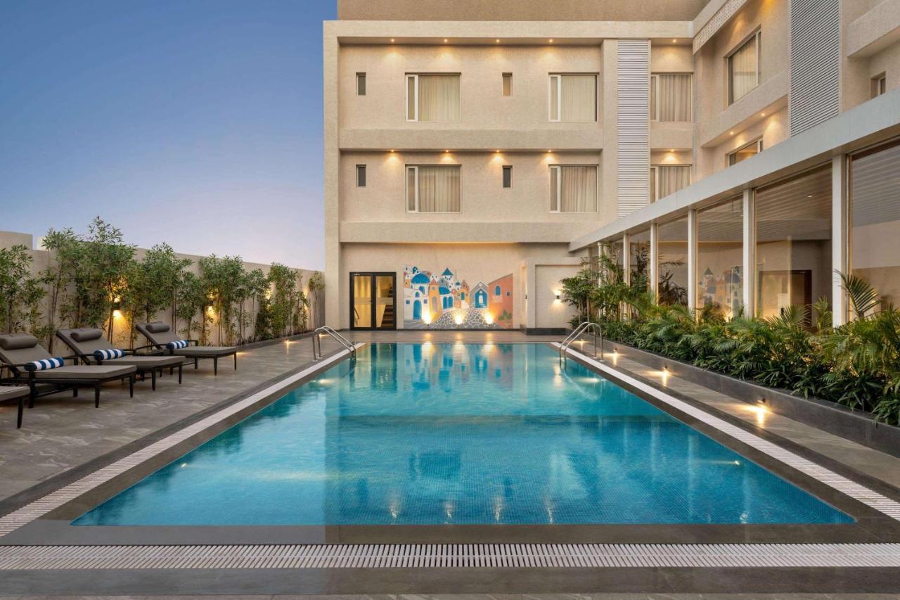 Hotel Ramada By Wyndham Gandhidham Shinay Exterior foto