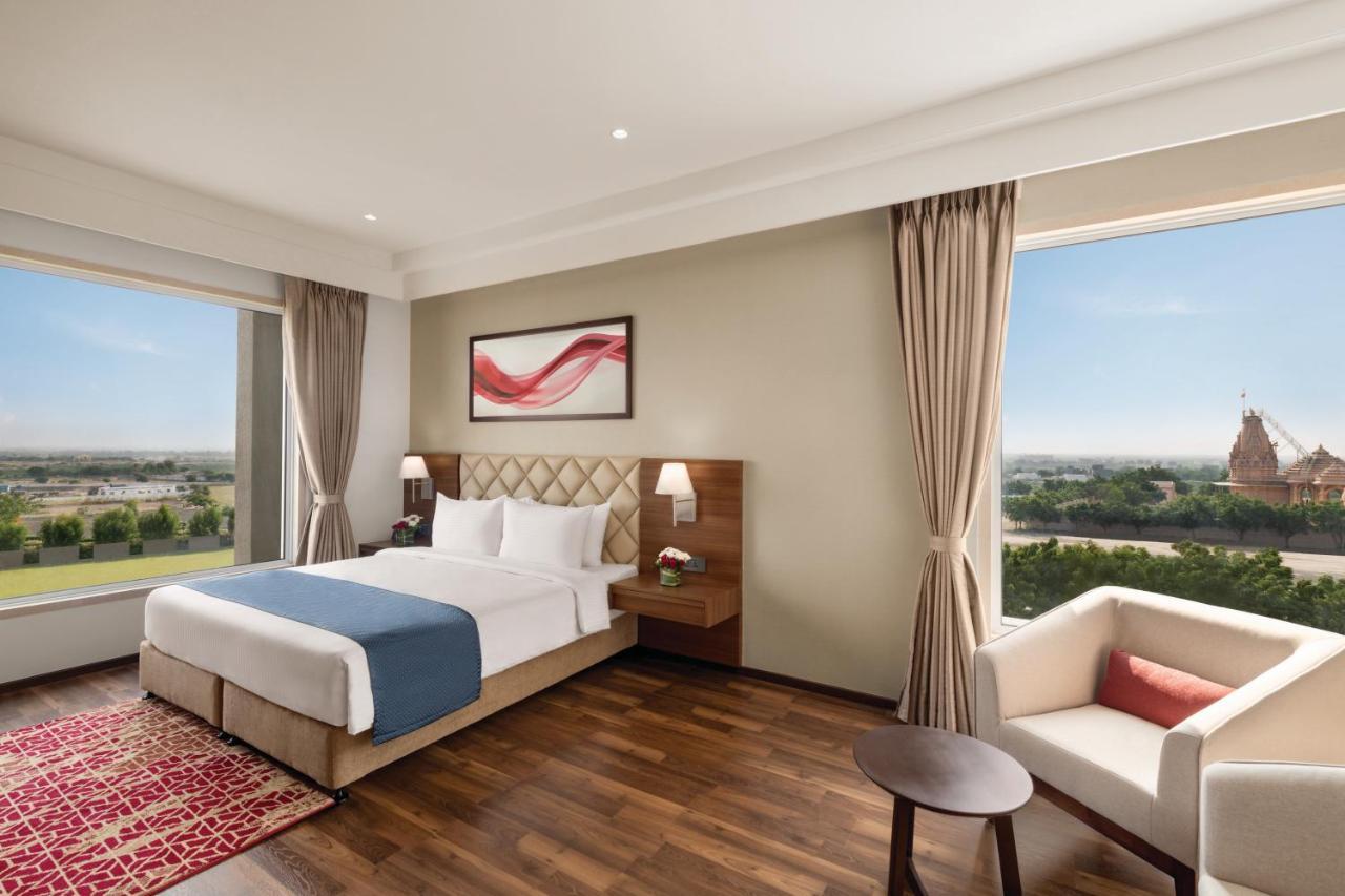 Hotel Ramada By Wyndham Gandhidham Shinay Exterior foto