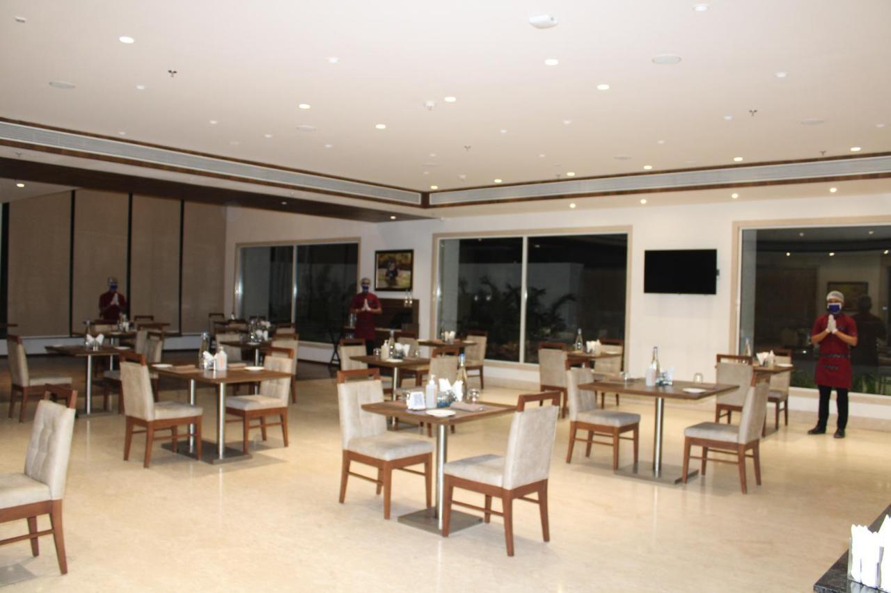 Hotel Ramada By Wyndham Gandhidham Shinay Exterior foto