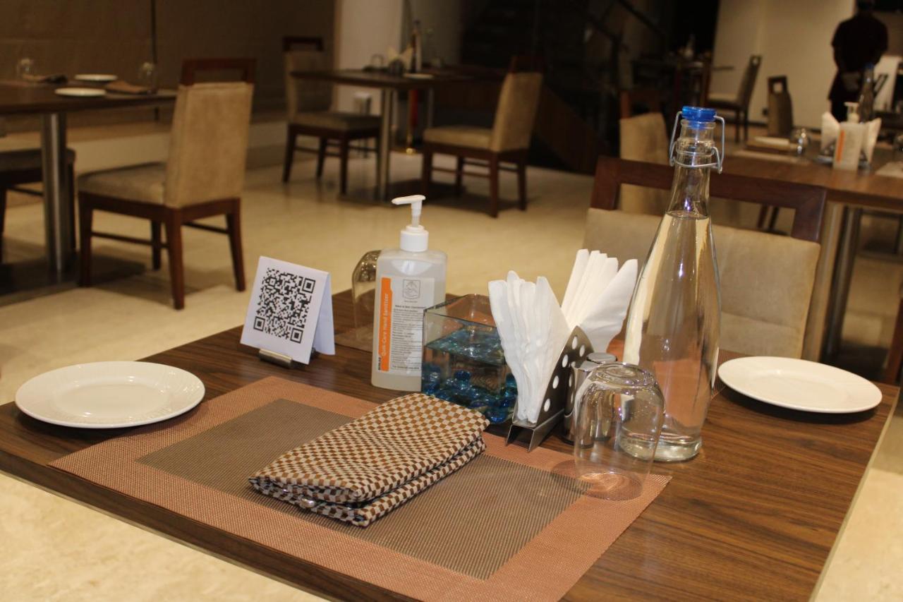 Hotel Ramada By Wyndham Gandhidham Shinay Exterior foto
